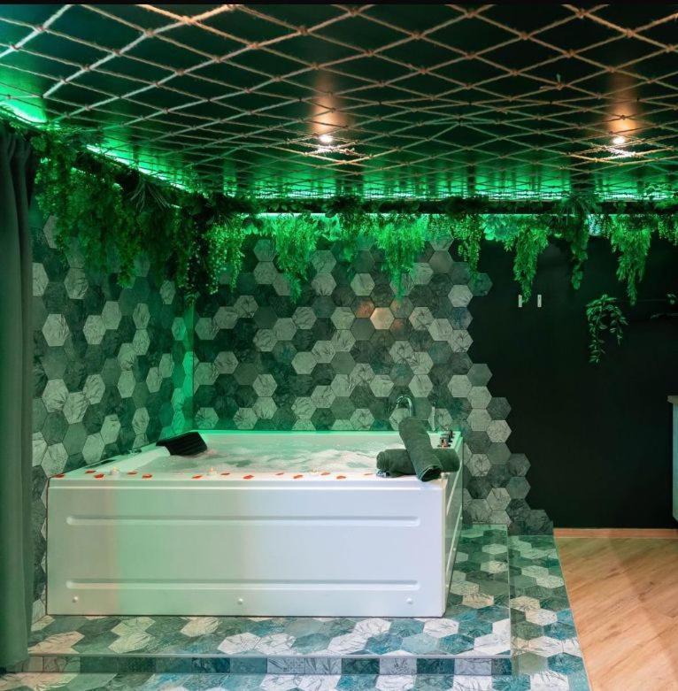 L'Oasis Tropicale, Jacuzzi, Love Room 로펜하임 외부 사진